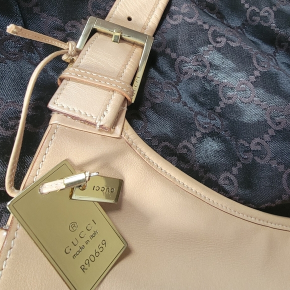 Gucci Leather Shoulder Bag with Gold Hardware - Picture 3 of 16